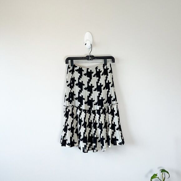 S.L.B Dresses & Skirts - S.L.B. Petite Pleated Skirt Stretch Knee Length Flowy Cream Black Sz PP/2 NWT's